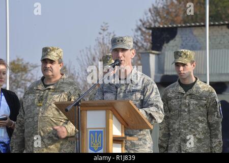 Generalmajor Ton Garnison, California Air National Guard Commander, Adressen service Mitglieder aus den teilnehmenden Ländern im Rahmen der Eröffnungsfeier für klaren Himmel 2018 Übung an Starokostiantyniv Air Base, Ukraine, 8. Oktober, 2018. Die Ausübung ist eine gemeinsame und multinationale Übung, die ca. 950 Mitarbeiter aus neun Nationen beteiligen werden. Stockfoto