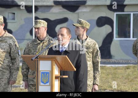 Bürgermeister von Starokostiantyniv, Mykola Melnychuk Adressen service Mitglieder aus den teilnehmenden Ländern im Rahmen der Eröffnungsfeier für klaren Himmel 2018 Übung an Starokostiantyniv Air Base, Ukraine, 8. Oktober, 2018. Die Ausübung ist eine gemeinsame und multinationale Übung, die ca. 950 Mitarbeiter aus neun Nationen beteiligen werden. Stockfoto