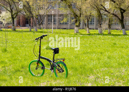 Stilvolle Fahrrad auf dem Rasen im Park Stockfoto