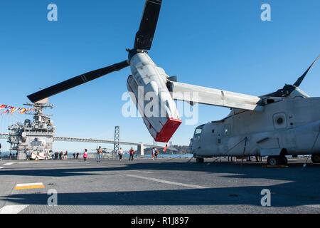 In San Francisco, Anwohner und Touristen genießen Touren der USS BONHOMME RICHARD während des San Francisco Fleet Week 2018, Okt. 8. Die Touren der Öffentlichkeit die Möglichkeit, statische zeigt, mit Service Mitglieder interagieren und über US-militärischen Fähigkeiten erlernen. Als größte und bedeutendste Veranstaltung ihrer Art in der Nation, Flotte Woche San Francisco verfügt über ein einzigartiges Training und Ausbildung Programm, das zivile und militärische Kräfte. Stockfoto