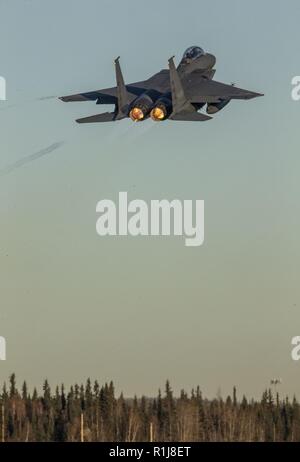 Die Republik Korea Air Force F-15 K Slam Eagle Kampfflugzeuge ist im Flug während der Übung Rot Flag-Alaska (RF-A) 19-1 bei Eielson Air Force Base, Alaska, Oktober 8, 2018. Red Flag ist eine Reihe von US Pacific Air Force Commander - geleitete Bereich Training übung für die USA und die Streitkräfte der Koalition eine realistische gemeinsame offensive Counter - Luft, Verbot zur Verfügung zu stellen, in der Nähe Unterstützung aus der Luft und die große Kraft der Beschäftigung Ausbildung in einer simulierten Umgebung bekämpfen. Stockfoto