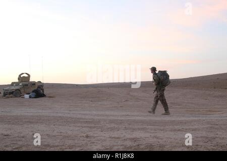 AMMAN, Jordanien - Kapitän Jeff Triesch, Kaplan der 1. Staffel, 18 Kavallerie Regiments, übergibt den ersten Punkt auf der März für die Gefallenen - Jordanien Kurs in den frühen Morgenstunden von 6 Okt., 2018. Mehr als 100 Service Mitglieder Training in Jordanien nahm an der 28-Mile endurance Event. Stockfoto