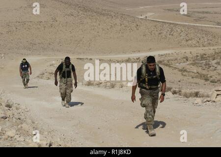 AMMAN, Jordanien - SPC. Mauro Guzman (rechts) und Sgt. Levi Kassiano, beide mit Alpha Company, 1.Staffel, 18 Cavalry Regiment; und Sgt. 1. Klasse Michael Campagna, mit 157 militärische Engagement Team, machen sich auf den Weg, einen steilen im März für die Gefallenen Schatten Veranstaltung Okt. 6, 2018. Der 28-Mile March für die Gefallenen ruck März in Pennsylvania entstand vor sieben Jahren mit der 28 Infanterie Division. Stockfoto