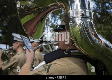 Lance Cpl. Mitchell Bernier, eine Tuba instrumentalist mit der Marine Reserve Band, führt während der algier Festival 2018 in Federal City, New Orleans, Oktober 6, 2018. Die Band trat ihre Unterstützung auf dem Weg zur New Orleans Gemeinschaft zu zeigen und Auftakt der Algier Festival 2018. Stockfoto