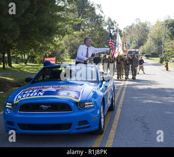 MULDRAUGH, Ky. - Bürgermeister Joseph E. 12.00 Uhr, Sr., 8 Muldraugh Bürgermeister und pensionierte United States Army Veteran wirft Süßigkeit während der Muldraugh 'Down Home Tage Parade, Okt. 6. Der Stabschef und seine Frau waren die Grand Marshals für die Parade. 1. TSC lieferten auch die Color Guard und Hmsv für die Veranstaltung. Die 1. TSC wird geehrt, mit der Gemeinschaft der Muldraugh zusammengeschlossen werden. Stockfoto