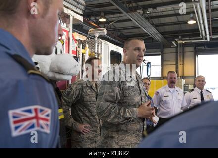 Us Air Force Colonel Christopher Bromen, 423Rd Air Base Group Commander, spricht mit Feuerwehrmänner vom 423Rd Bauingenieur Squadron nach dem 2018 Brandschutz Woche Verkündigung Unterzeichnung an RAF ALCONBURY, England am Okt. 5, 2018. Brandschutz Woche findet jährlich im Oktober in einer Bemühung, die Gemeinschaft über den Brandschutz und Vorbeugung zu informieren. Stockfoto