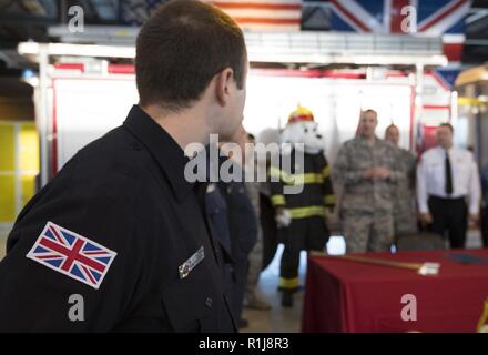 Us Air Force Colonel Christopher Bromen, 423Rd Air Base Group Commander, spricht mit Feuerwehrmänner vom 423Rd Bauingenieur Squadron nach dem 2018 Brandschutz Woche Verkündigung Unterzeichnung an RAF ALCONBURY, England am Okt. 5, 2018. Brandschutz Woche findet jährlich im Oktober in einer Bemühung, die Gemeinschaft über den Brandschutz und Vorbeugung zu informieren. Stockfoto