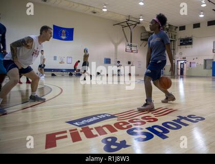 Die Mitglieder von Team Kirtland ein Spiel von Pick-up-spielen Basketball im neu renovierten West Fitnesscenter in Kirtland Air Force Base, N.M., 4. Oktober 2018. Die Renovierungen enthalten eine neue Lüftungsanlage und eine erneuerte Stock. Stockfoto