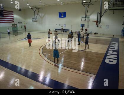Die Mitglieder von Team Kirtland ein Spiel von Pick-up-spielen Basketball im neu renovierten West Fitnesscenter in Kirtland Air Force Base, N.M., 4. Oktober 2018. Die Renovierungen enthalten eine neue Lüftungsanlage und eine erneuerte Stock. Stockfoto