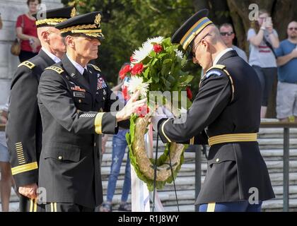 Arlington, Virginia - USA Armee, General Joseph Votel, US Central Command Commander, legt einen Kranz am Grabmal des Unbekannten Soldaten während eines bewaffneten Kräfte die volle Ehre Kranzniederlegung Zeremonie auf dem Arlington National Cemetery, 8. Oktober 2018. Zusammen mit einer Kranzniederlegung Gen. Votel auch das Grab bewachen der Zentrale und der Memorial Anzeige Zimmer tourte. Stockfoto