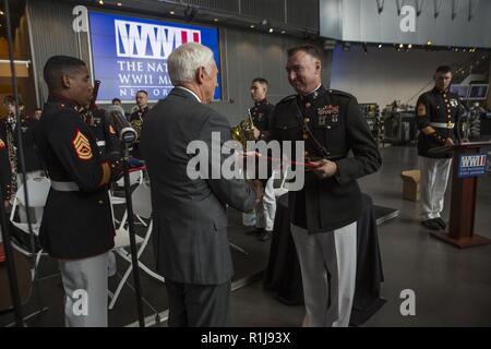 Jack Bergman (links), US-Kongressabgeordneten und ehemaliger Kommandant der Marine Reserve, Hände Chief Warrant Officer 4 Michael Smith (rechts), der ehemalige band Offizier der MFR-Band, sein Zertifikat von Ruhestand, an der National World War II Museum, New Orleans, Oktober 5, 2018. Smith im Ruhestand nach 32 Jahren an das Marine Corps dient, wie die MFR-band Officer von Juli 2015 bis August 2017. Stockfoto
