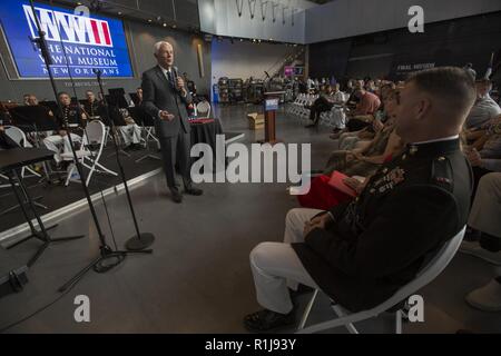 Jack Bergman, US-Kongressabgeordneten und ehemaliger Kommandant der Marine Reserve, gratuliert Chief Warrant Officer 4 Michael Smith, der Ehemaligen band Offizier der MFR-Band, in den Ruhestand, an der National World War II Museum, New Orleans, Oktober 5, 2018. Smith im Ruhestand nach 32 Jahren an das Marine Corps dient, wie die MFR-band Officer von Juli 2015 bis August 2017. Stockfoto
