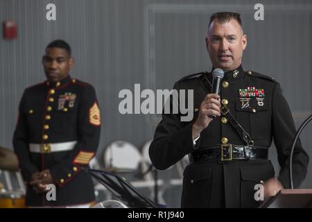 Chief Warrant Officer 4 Michael Smith, der Ehemaligen band Offizier der Marine Reserve Band, spricht während seiner Pensionierung, an der National World War II Museum, New Orleans, Oktober 5, 2018. Smith im Ruhestand nach 32 Jahren an das Marine Corps dient, wie die MFR-band Officer von Juli 2015 bis August 2017. Stockfoto