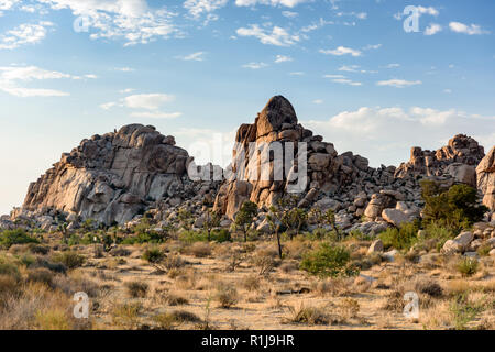 Hügel von schroffen Felsen sind die besten Klettergebieten in Joshua Tree National Park in Twenty-Nine Palms, Kalifornien. Stockfoto