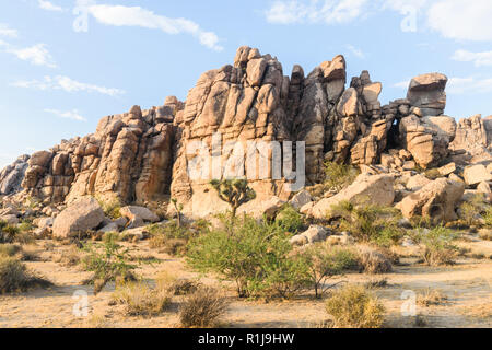 Hügel von schroffen Felsen sind die besten Klettergebieten in Joshua Tree National Park in Twenty-Nine Palms, Kalifornien. Stockfoto