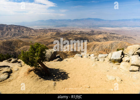 Schlüssel anzuzeigen ist ein Blicken, von der aus Sie anzeigen können, Coachella Valley und der Mohave Wüste der USA, im Joshua Tree National Park, Kalifornien. Stockfoto