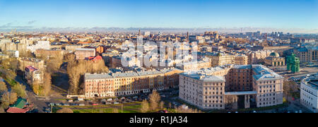 Antenne; drone Panoramablick auf Wahrzeichen Teil von St. Petersburg Stadt; Narva triumphal Gate auf dem Hintergrund; die historische Architektur im Herbst morn Stockfoto