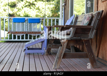 Leere Sitzplätze auf einer Veranda Stockfoto