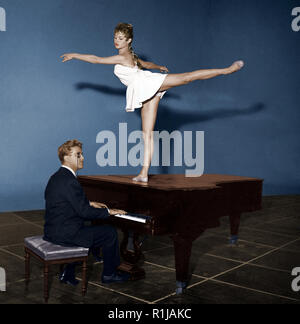 Bardot war einer angehenden Ballerina in ihrem frühen Leben. Sie begann ihre Karriere im Jahr 1952. Sie erreichte die internationale Anerkennung im Jahr 1957, nachdem die Hauptrolle in dem umstrittenen Film und Gott erschuf die Frau Credit: Hollywood Foto Archiv/MediaPunch Stockfoto