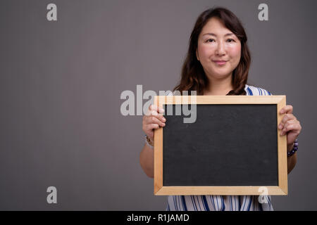 Asiatische Geschäftsfrau holding Tafel mit Kopie Raum Stockfoto