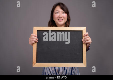 Asiatische Geschäftsfrau holding Tafel mit Kopie Raum Stockfoto