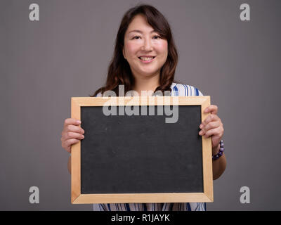 Asiatische Geschäftsfrau holding Tafel mit Kopie Raum Stockfoto