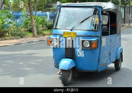 Tuk-tuk oder Bajaj, einem Verkehrsmittel Moda in Jakarta. Stockfoto