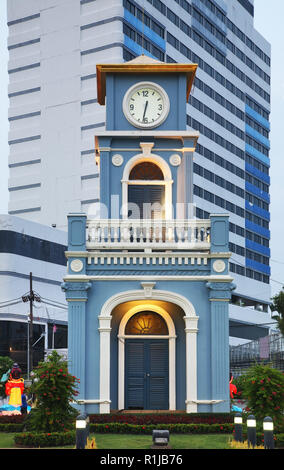 Surin Kreis Clock Tower in der Stadt Phuket. Provinz Phuket. Thailand Stockfoto