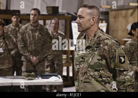 Us-Armee Oberstleutnant Chris Miletello erwartet am Flughafen Bagram, Afghanistan Okt 6 gefördert werden. Miletello, Baton Rouge native dient als stellvertretenden kommandierenden Offizier für Task Force Schicksal. Seine militärische Karriere von 33 Jahren hat ihn vom Dienst Mitglied als militärischen Polizisten, Soldaten, ein Warrant Officer Pilotierung UH-60 Blackhawk Hubschrauber und schließlich ein Offizier AH-64 Apache Hubschrauber Pilotierung. Beim Sprechen über seine Reise in das Militär, Miletello sagte: "jede Erfahrung als Chance es zu einem positiven Erlebnis zu machen." Stockfoto