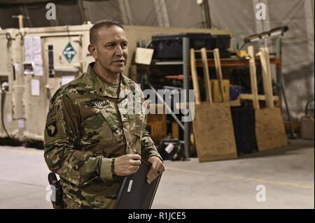 Us-Armee neu Gefördert Oberst Chris Miletello liefert eine Rede an der Flughafen Bagram, Afghanistan Okt 6. Miletello, Baton Rouge native dient als stellvertretenden kommandierenden Offizier für Task Force Schicksal. Seine militärische Karriere von 33 Jahren hat ihn vom Dienst Mitglied als militärischen Polizisten, Soldaten, ein Warrant Officer Pilotierung UH-60 Blackhawk Hubschrauber und schließlich ein Offizier AH-64 Apache Hubschrauber Pilotierung. Beim Sprechen über seine Reise in das Militär, Miletello sagte: "jede Erfahrung als Chance es zu einem positiven Erlebnis zu machen." Stockfoto