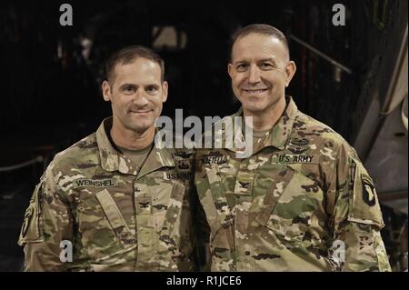 Us-Armee Oberst Matthew R. Weinshel (links) und neu Gefördert Oberst Chris Miletello posieren für ein Foto am Flughafen Bagram, Afghanistan Okt 6. Miletello, Baton Rouge native dient als stellvertretenden kommandierenden Offizier für Task Force Schicksal. Seine militärische Karriere von 33 Jahren hat ihn vom Dienst Mitglied als militärischen Polizisten, Soldaten, ein Warrant Officer Pilotierung UH-60 Blackhawk Hubschrauber und schließlich ein Offizier AH-64 Apache Hubschrauber Pilotierung. Beim Sprechen über seine Reise in das Militär, Miletello sagte: "jede Erfahrung als Chance es Positiv auf zu stellen. Stockfoto