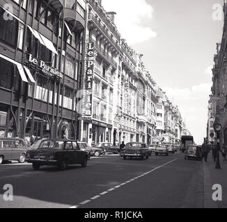 1950 s, historischen, einen Blick auf eine Straße in Paris, Frankreich, in dem die Büros der französischen Tageszeitung Le Parisien libere, zuerst 1944 veröffentlicht durch Emilien Amaury. Das Papier (d. h. den freien Pariser) wurde ursprünglich als das Organ der französischen Widerstand oder der U-Bahn während WW2. Stockfoto