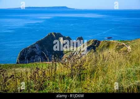 Schöne Landschaft und Meer Blick auf Durdle Door, ein natürlicher Kalkstein Bogen auf der Jurassic Coast in der Nähe von Lulworth in Dorset, England, Vereinigtes Königreich Stockfoto