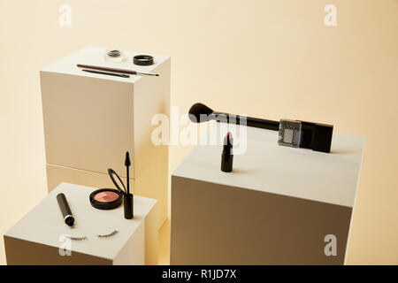 Verschiedene Make-up Zubehör Kit auf beige Würfel Stockfoto