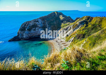 Schöne Landschaft und Meer Blick auf Durdle Door, ein natürlicher Kalkstein Bogen auf der Jurassic Coast in der Nähe von Lulworth in Dorset, England, Vereinigtes Königreich Stockfoto