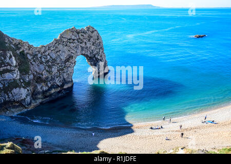 Schöne Landschaft und Meer Blick auf Durdle Door, ein natürlicher Kalkstein Bogen auf der Jurassic Coast in der Nähe von Lulworth in Dorset, England, Vereinigtes Königreich Stockfoto