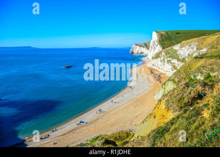 Schöne Landschaft und Meer Blick auf Durdle Door, ein natürlicher Kalkstein Bogen auf der Jurassic Coast in der Nähe von Lulworth in Dorset, England, Vereinigtes Königreich Stockfoto