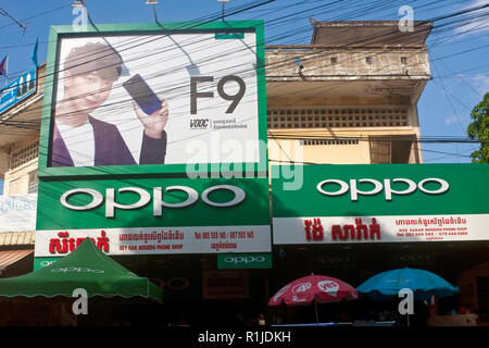 Eine große Oppo F9 Smart phone Schild über einer Stadt Straße in Kkampong Cham, Kambodscha gesehen wird. Stockfoto