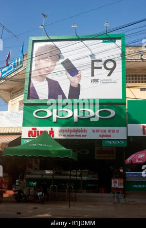 Eine große Oppo F9 Smart phone Schild über einer Stadt Straße in Kkampong Cham, Kambodscha gesehen wird. Stockfoto