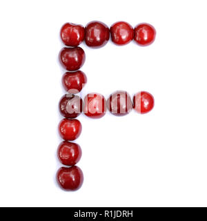 Buchstabe F mit Kirschen aus einem Buchstaben des Alphabets zu bilden. Berry Buchstaben auf weißem Hintergrund. Stockfoto