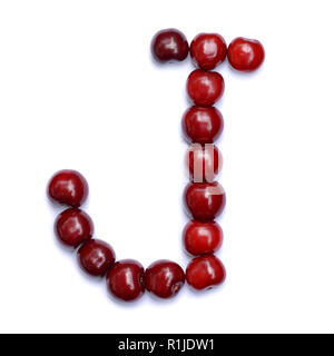 Buchstabe J mit Kirschen einen Buchstaben des Alphabets zu bilden. Berry Buchstaben auf weißem Hintergrund. Stockfoto