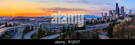 Panorama von Seattle Downtown Skyline jenseits der I-5 I-90 Autobahnkreuz bei Sonnenuntergang mit langen Belichtungszeiten Verkehr trail Lichter von Dr. Jose Rizal oder Stockfoto