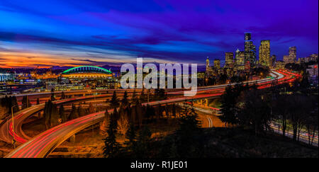 Seattle Downtown Skyline und Wolkenkratzer über die I-5 I-90 Autobahnanschlussstelle nach Sonnenuntergang an der blauen Stunde mit langen Belichtungszeiten Verkehr trail Lichter fr Stockfoto