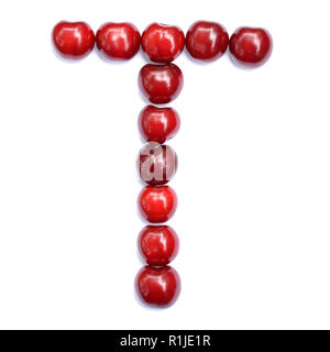 Buchstabe T mit Kirschen aus einem Buchstaben des Alphabets zu bilden. Berry Buchstaben auf weißem Hintergrund. Stockfoto