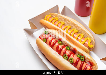 Nahaufnahme der Hot Dog mit Senf und Ketchup auf Weiß Stockfoto