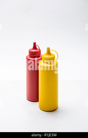 Nahaufnahme von Flaschen mit Ketchup und Senf auf weißen Tischplatte Stockfoto