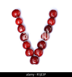 Buchstabe V mit Kirschen aus einem Buchstaben des Alphabets zu bilden. Berry Buchstaben auf weißem Hintergrund. Stockfoto