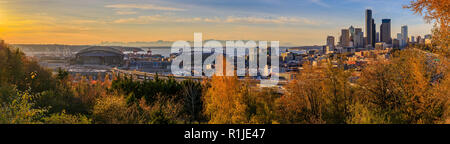 Panoramablick von Seattle Downtown Skyline bei Sonnenuntergang im Herbst mit gelbem Laub im Vordergrund von Dr. Jose Rizal Park Stockfoto