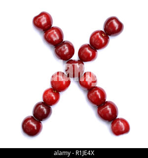 Buchstabe X gemacht mit Kirschen einen Buchstaben des Alphabets zu bilden. Berry Buchstaben auf weißem Hintergrund. Stockfoto