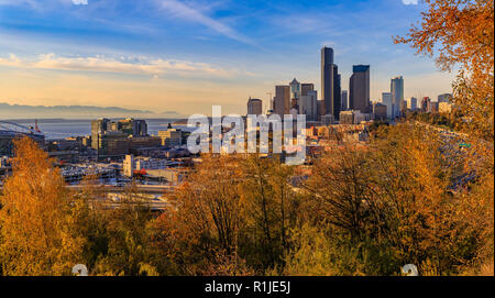 Panoramablick von Seattle Downtown Skyline bei Sonnenuntergang im Herbst mit gelbem Laub im Vordergrund von Dr. Jose Rizal Park Stockfoto